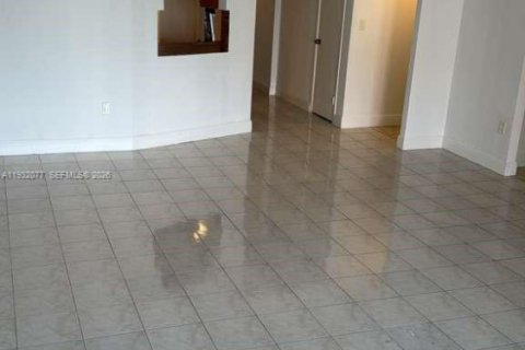 Condo in Miami, Florida, 2 bedrooms  № 1997500 - photo 3