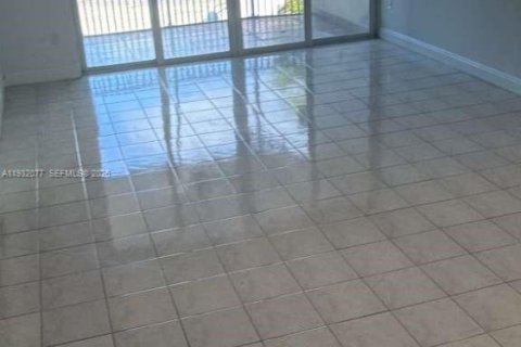 Condo in Miami, Florida, 2 bedrooms  № 1997500 - photo 2