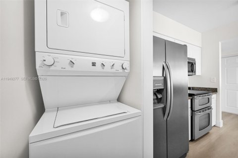 Condo in Miami Beach, Florida, 1 bedroom  № 2005126 - photo 11