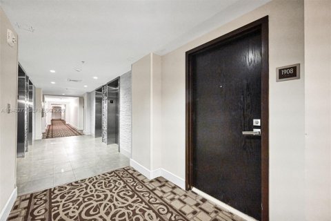 Condo in Miami Beach, Florida, 1 bedroom  № 2005126 - photo 25