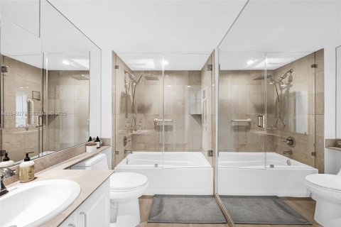 Condo in Miami Beach, Florida, 1 bedroom  № 2005126 - photo 18