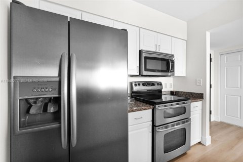 Condo in Miami Beach, Florida, 1 bedroom  № 2005126 - photo 10