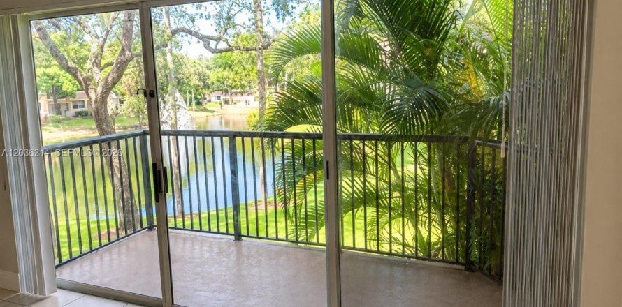Condominio en Coral Springs, Florida, 2 dormitorios № 2153991