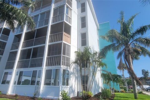 Condominio en alquiler en Saint Petersburg, Florida, 3 dormitorios, 139.35 m2 № 1785919 - foto 1