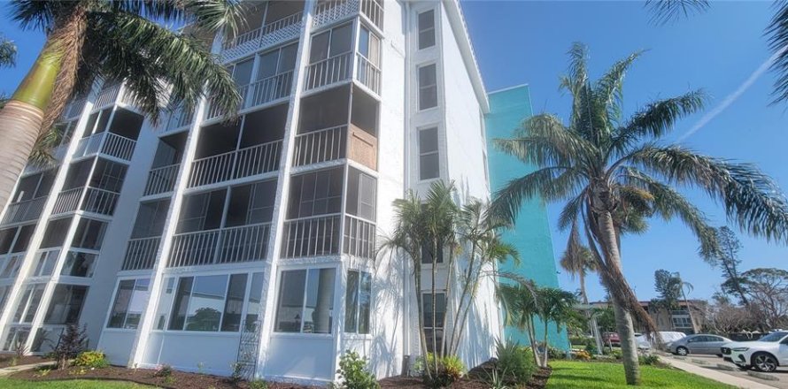 Condominio en Saint Petersburg, Florida, 3 dormitorios № 1785919
