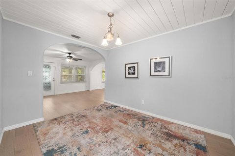 House in Frostproof, Florida 4 bedrooms, 167.22 sq.m. № 2283743 - photo 10