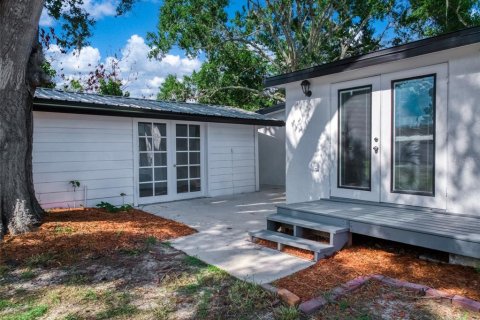 House in Frostproof, Florida 4 bedrooms, 167.22 sq.m. № 2283743 - photo 3