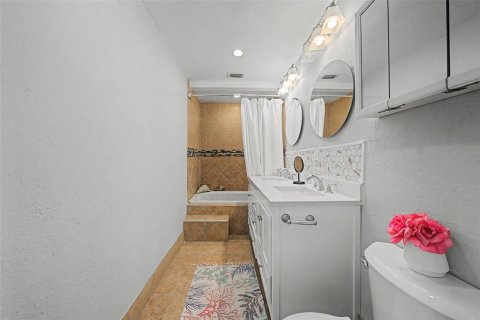House in Frostproof, Florida 4 bedrooms, 167.22 sq.m. № 2283743 - photo 9