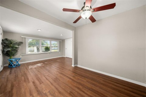 House in Frostproof, Florida 4 bedrooms, 167.22 sq.m. № 2283743 - photo 23