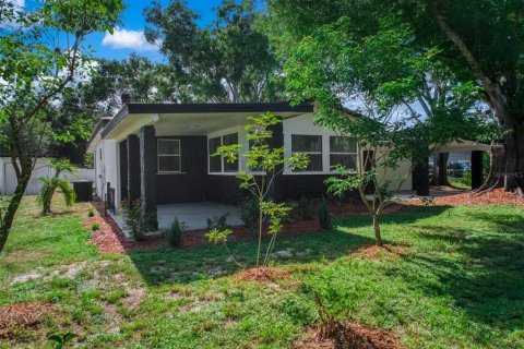 House in Frostproof, Florida 4 bedrooms, 167.22 sq.m. № 2283743 - photo 5