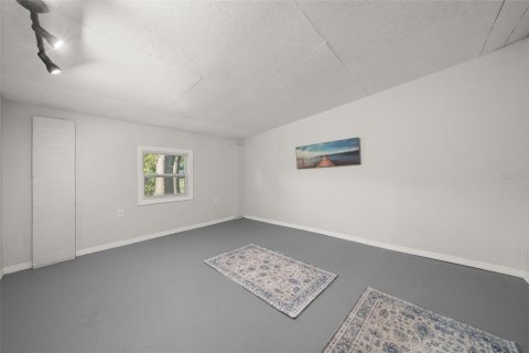 House in Frostproof, Florida 4 bedrooms, 167.22 sq.m. № 2283743 - photo 18