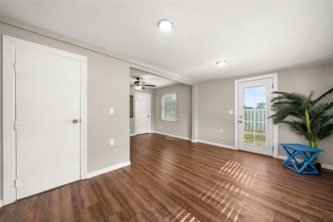 House in Frostproof, Florida 4 bedrooms, 167.22 sq.m. № 2283743 - photo 25