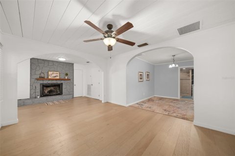 House in Frostproof, Florida 4 bedrooms, 167.22 sq.m. № 2283743 - photo 12