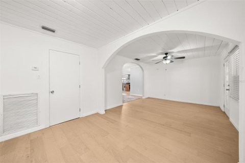 House in Frostproof, Florida 4 bedrooms, 167.22 sq.m. № 2283743 - photo 13