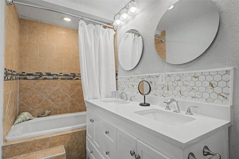 House in Frostproof, Florida 4 bedrooms, 167.22 sq.m. № 2283743 - photo 2