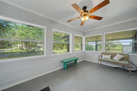 House in Frostproof, Florida 4 bedrooms, 167.22 sq.m. № 2283743 - photo 19