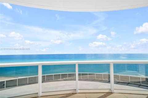 Condominio en venta en Sunny Isles Beach, Florida, 3 dormitorios, 257.15 m2 № 1766346 - foto 2
