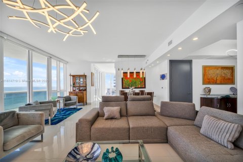 Condominio en venta en Sunny Isles Beach, Florida, 3 dormitorios, 257.15 m2 № 1766346 - foto 18