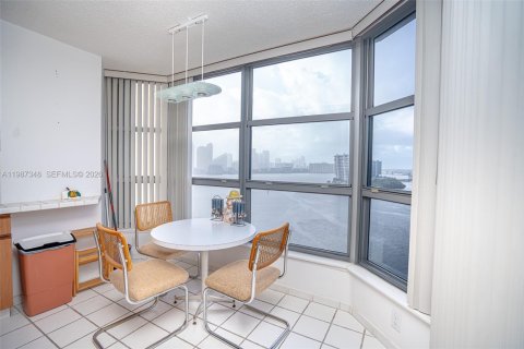 Copropriété à louer à Aventura, Floride: 3 chambres, 157.38 m2 № 2047754 - photo 12