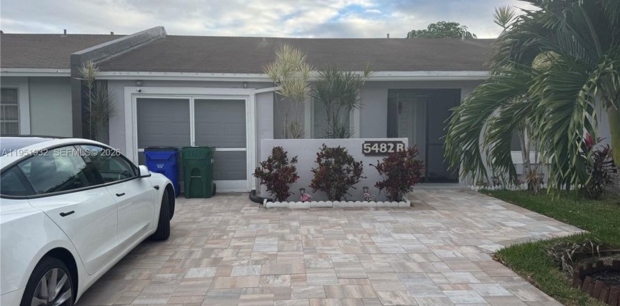 Дом в Маргит, Флорида 2 спальни, 91.42м2 № 2006364