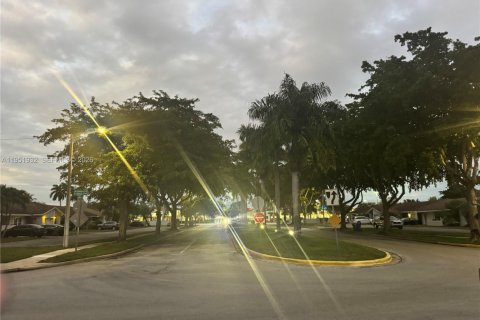 Снять в аренду виллу или дом в Маргит, Флорида 2 спальни, 91.42м2, № 2006364 - фото 4