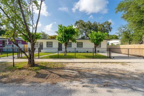 Villa ou maison à Miami, Floride 5 chambres, 182.83 m2 № 2169116