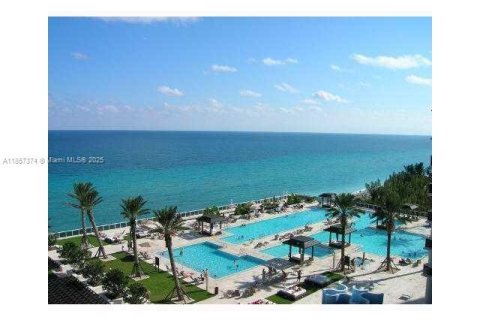 Condo in Hallandale Beach, Florida, 3 bedrooms № 1881683 - photo 16
