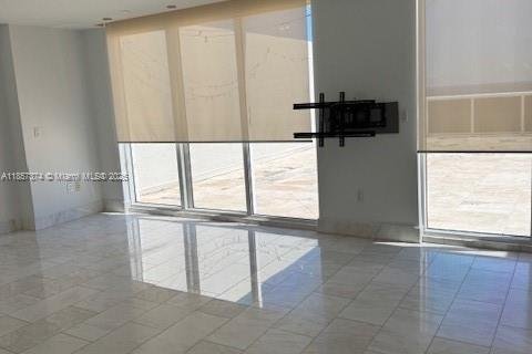 Condo in Hallandale Beach, Florida, 3 bedrooms № 1881683 - photo 11