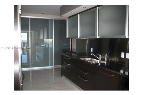 Condo in Hallandale Beach, Florida, 3 bedrooms № 1881683 - photo 1