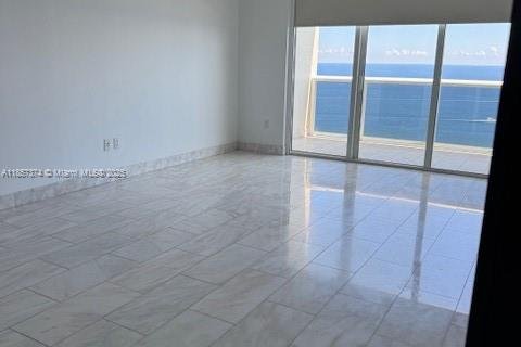 Condo in Hallandale Beach, Florida, 3 bedrooms № 1881683 - photo 5