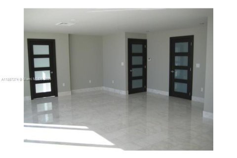 Condo in Hallandale Beach, Florida, 3 bedrooms № 1881683 - photo 9