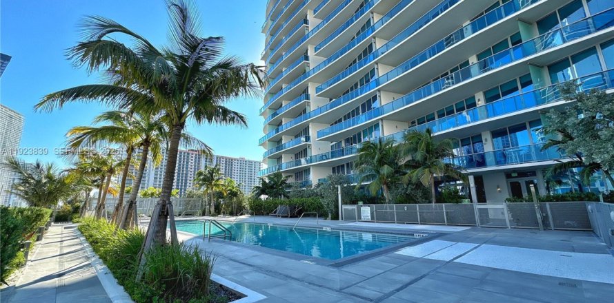 Квартира в Санни-Айлс-Бич, Флорида 3 спальни, 195.09м2 № 1982880