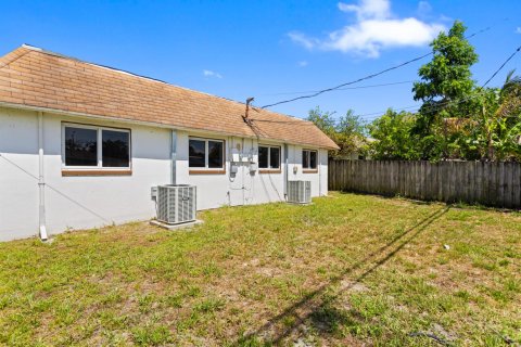 Commercial property in Fort Lauderdale, Florida 232.63 sq.m. № 2167921 - photo 1