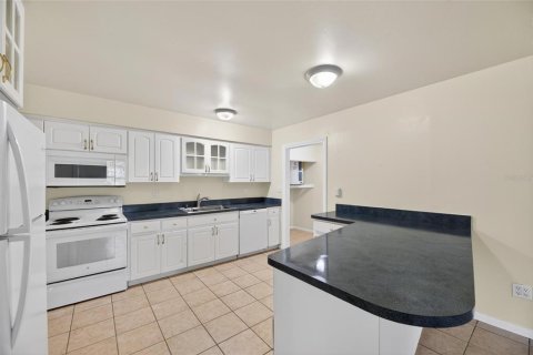 House in Tampa, Florida 3 bedrooms, 110 sq.m. № 2221955 - photo 12