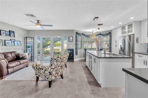 House in Margate, Florida 4 bedrooms, 196.02 sq.m. № 1996850 - photo 5