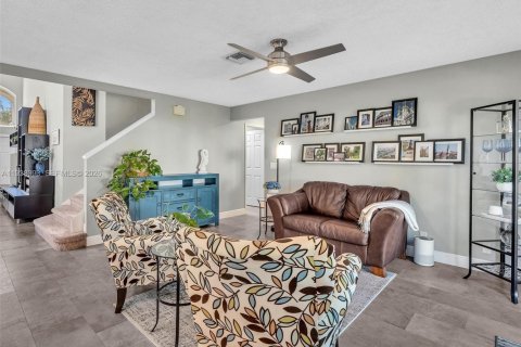 House in Margate, Florida 4 bedrooms, 196.02 sq.m. № 1996850 - photo 10