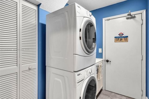 House in Margate, Florida 4 bedrooms, 196.02 sq.m. № 1996850 - photo 27