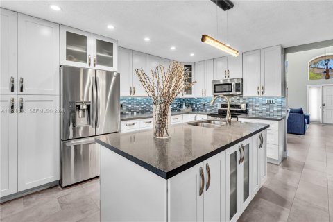 House in Margate, Florida 4 bedrooms, 196.02 sq.m. № 1996850 - photo 6