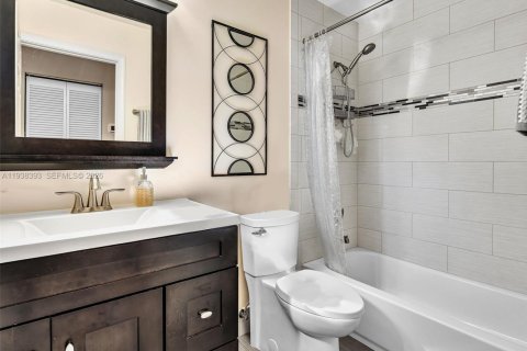 House in Margate, Florida 4 bedrooms, 196.02 sq.m. № 1996850 - photo 19