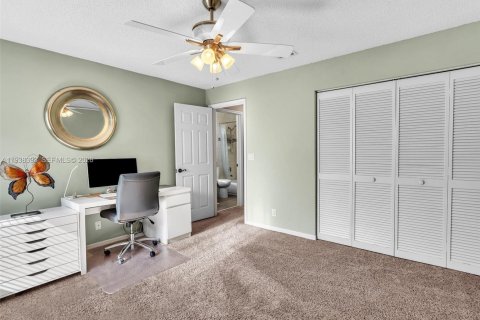 House in Margate, Florida 4 bedrooms, 196.02 sq.m. № 1996850 - photo 18