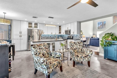 House in Margate, Florida 4 bedrooms, 196.02 sq.m. № 1996850 - photo 8