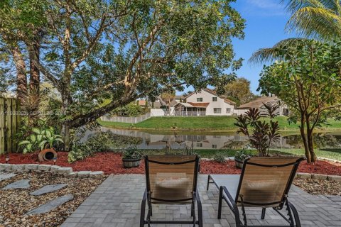 House in Margate, Florida 4 bedrooms, 196.02 sq.m. № 1996850 - photo 12