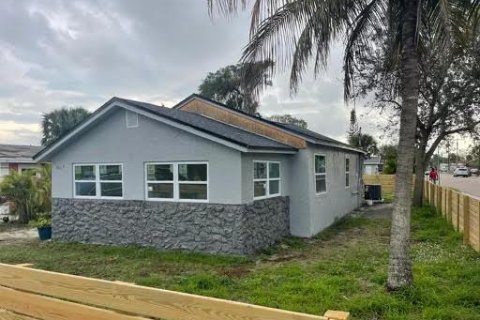 Villa ou maison à louer à St. Lucie, Floride: 3 chambres, 102.19 m2 № 2078343 - photo 2