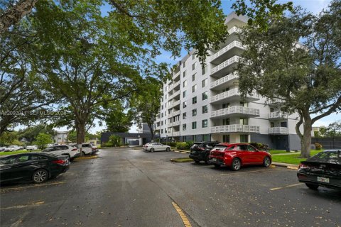 Condo in Hollywood, Florida, 2 bedrooms  № 2378380 - photo 26