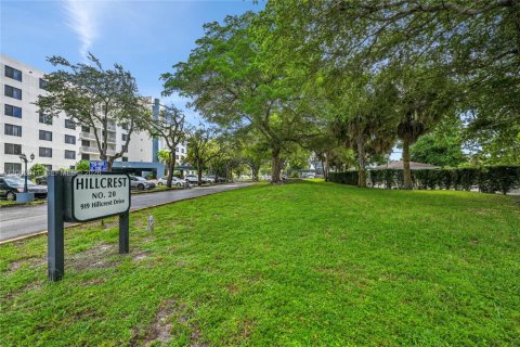 Condo in Hollywood, Florida, 2 bedrooms  № 2378380 - photo 27