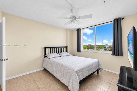Condo in Hollywood, Florida, 2 bedrooms  № 2378380 - photo 14