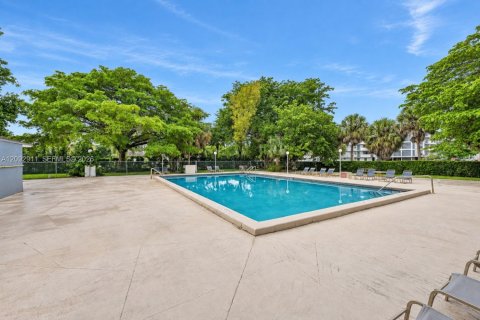 Condo in Hollywood, Florida, 2 bedrooms  № 2378380 - photo 22