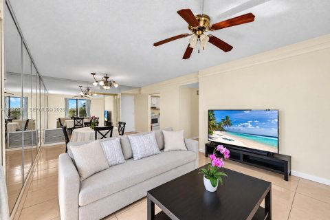Condo in Hollywood, Florida, 2 bedrooms  № 2378380 - photo 6