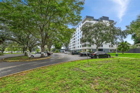 Condo in Hollywood, Florida, 2 bedrooms  № 2378380 - photo 28