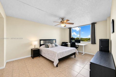Condo in Hollywood, Florida, 2 bedrooms  № 2378380 - photo 16
